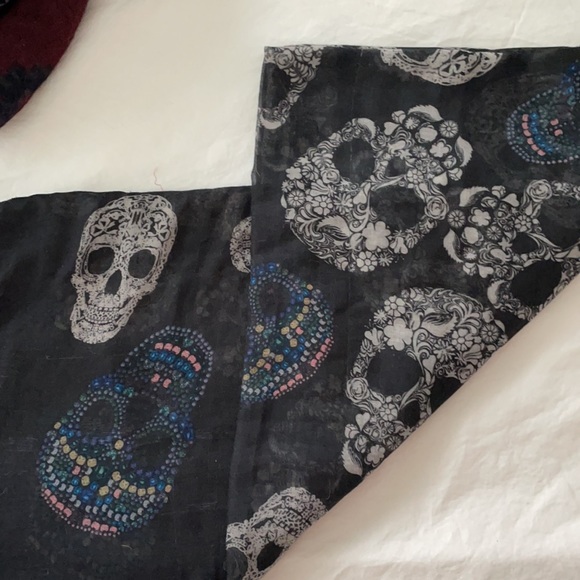 Skull shawl - Picture 2 of 2